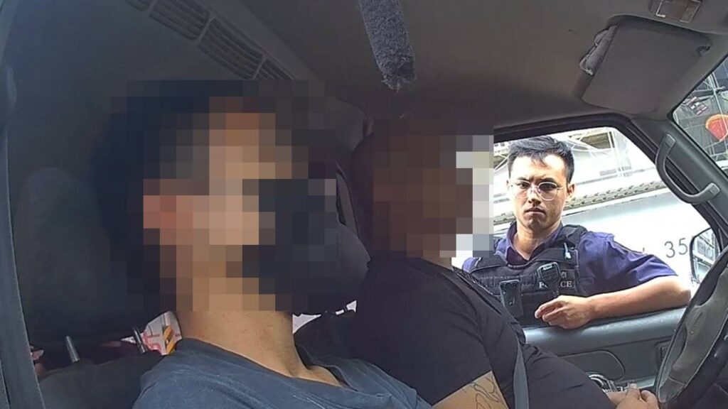 司機找路又違規遭警盯上-意外逮車內3人竟是「這身分」