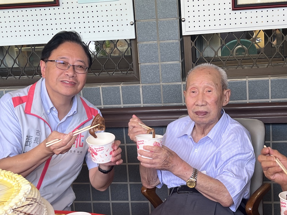 八德百歲人瑞過生日-張善政送上重陽節祝福