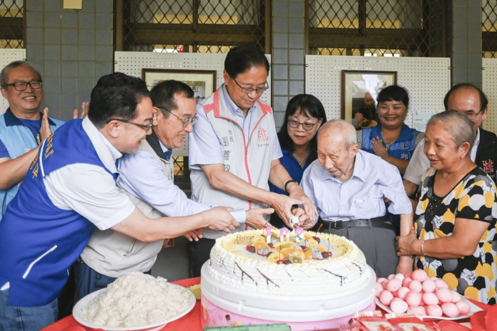 桃園重陽獻禮-張善政親贈百歲人瑞金戒指、金箔畫獎牌獻祝福