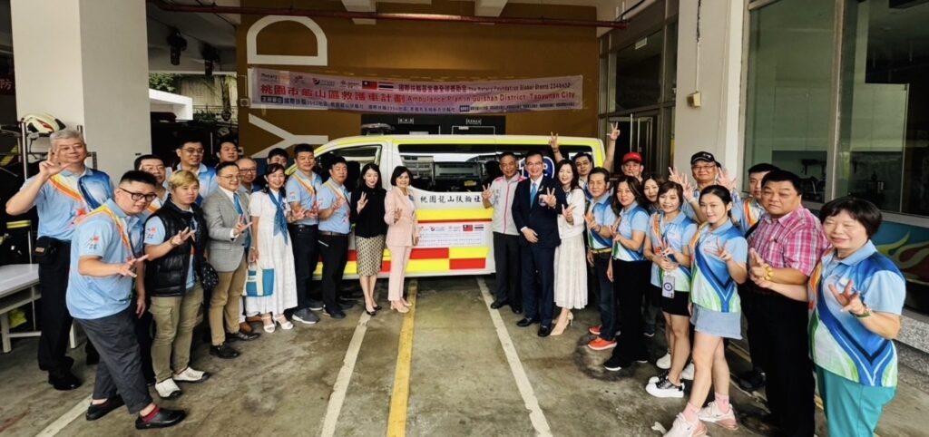 桃園龍山扶輪社送暖-贈桃消新式救護車