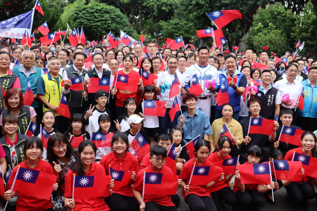 團結慶雙十　新北市長侯友宜與千名市民齊唱國歌