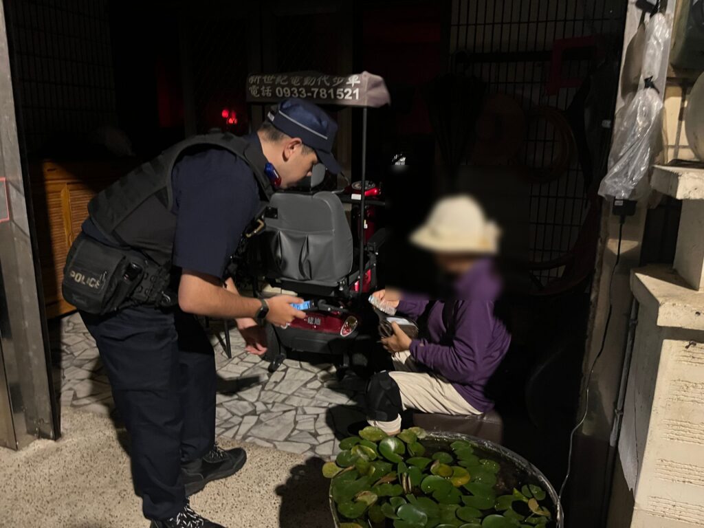 深夜騎車半路拋錨好無助-平警暖心送她返家