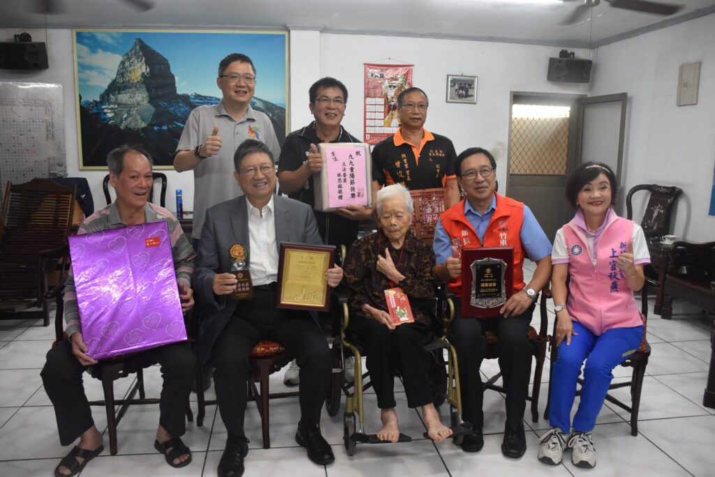 竹東鎮百歲人瑞及鑽石婚伉儷-鎮長郭遠彰親訪獻上祝福