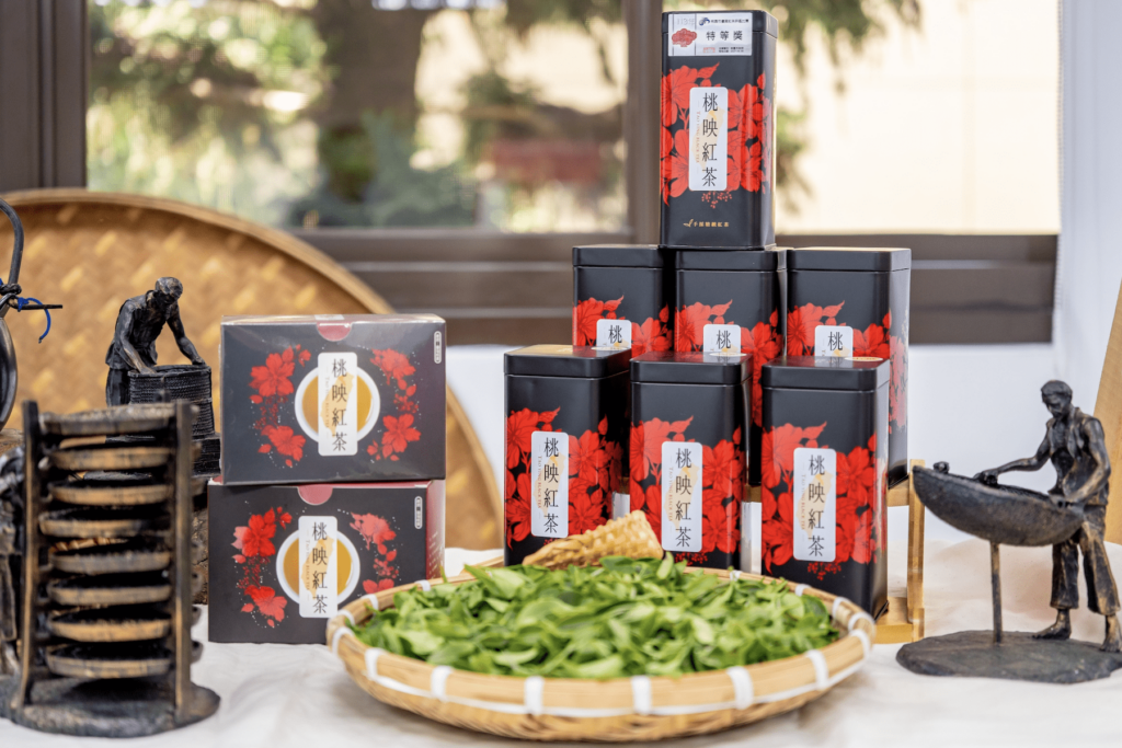 桃園紅茶再創佳績-張善政頒獎讚揚農友-桃映紅茶品牌揚名國際