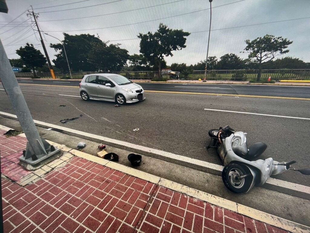 7旬騎士疑違規迴轉-與自小客碰撞送醫