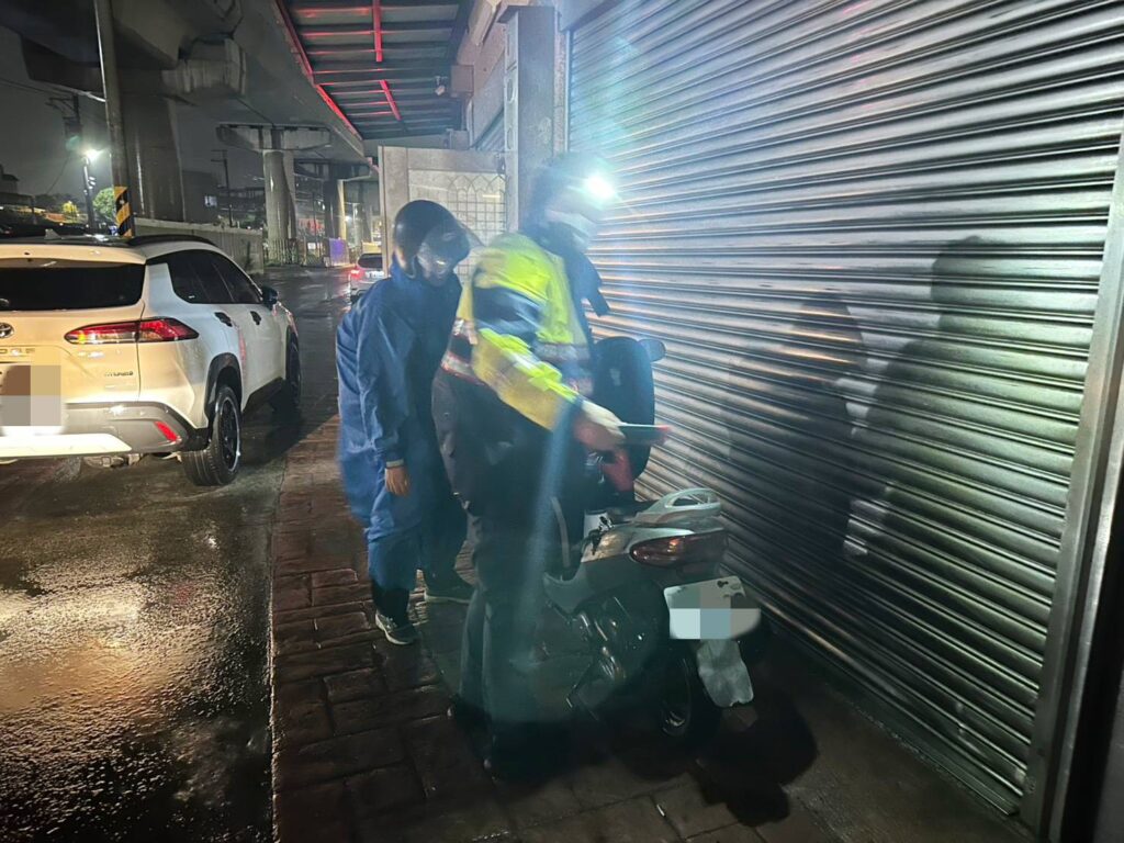 颱風夜下班機車發不動-大園警神救援助男子返家
