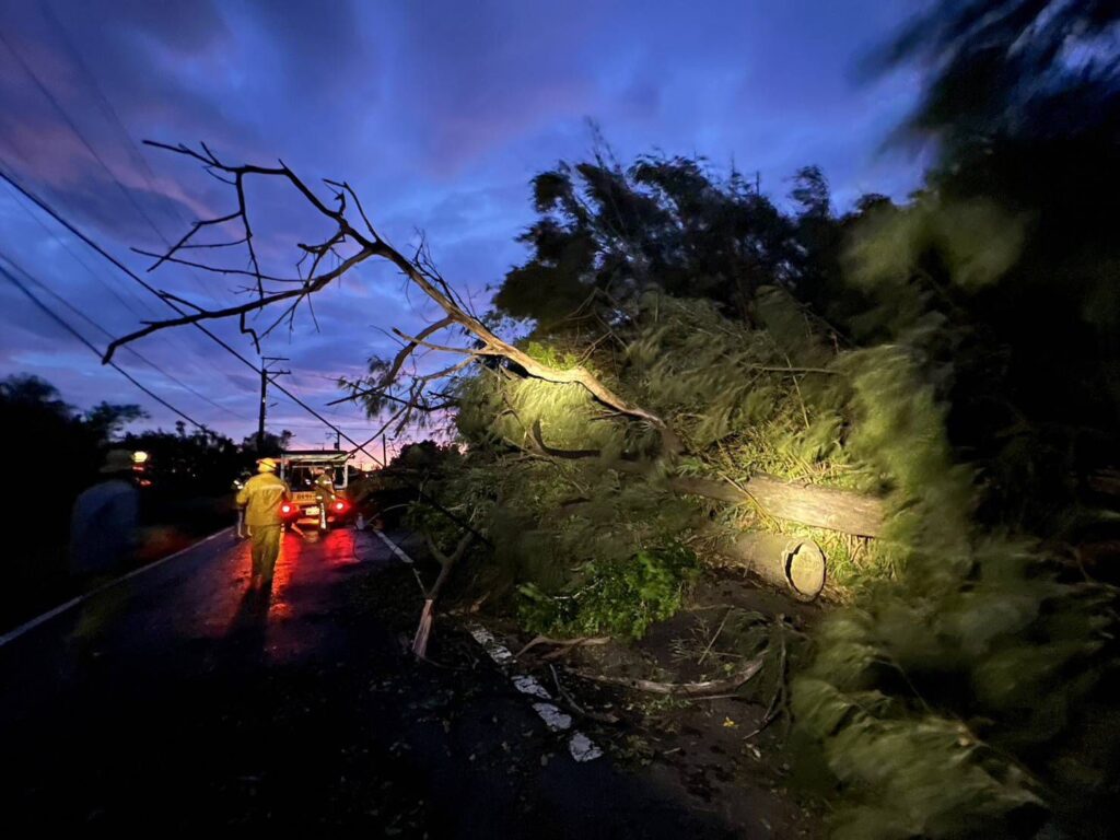 康芮颱風侵襲桃園停電逾3萬戶-台電全力搶修籲民眾耐心等待