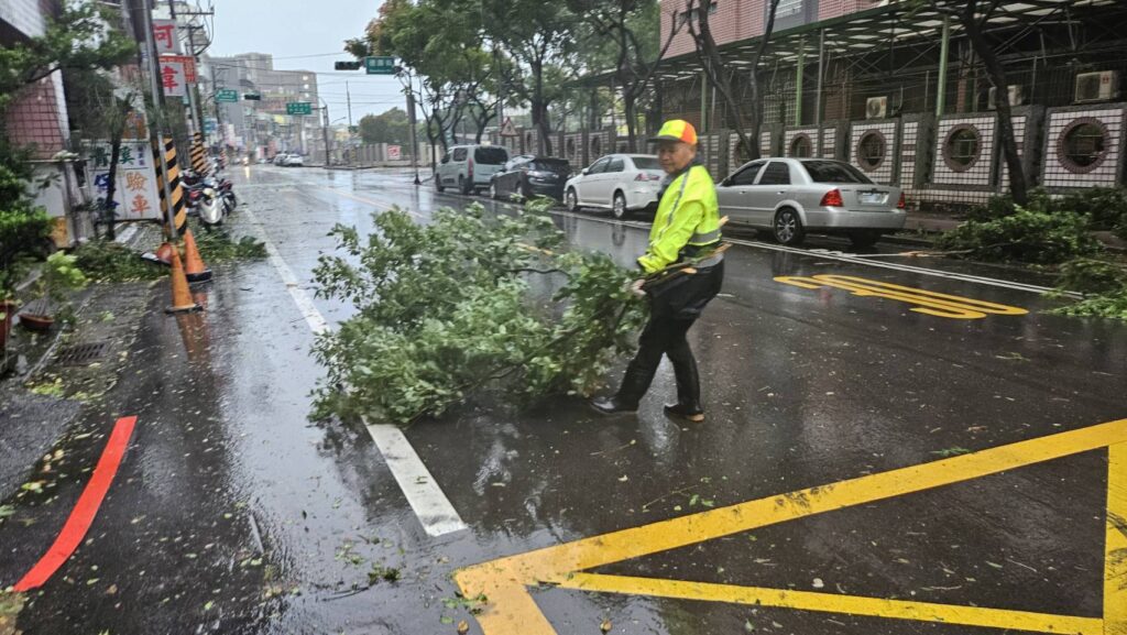 桃環局出動800名清潔隊員-颱風天清出70公噸路樹及垃圾