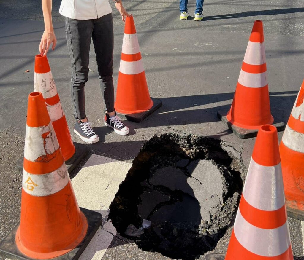 桃園大興西路驚見天坑-市府緊急灌漿填補