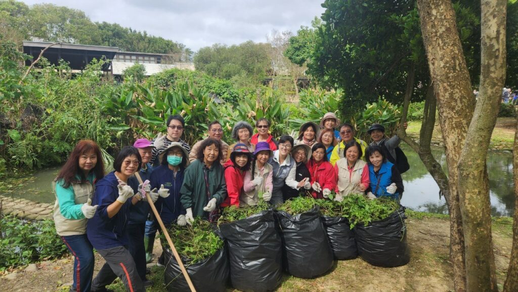 八德區公所攜手里民清除小花蔓澤蘭-守護埤塘生態環境