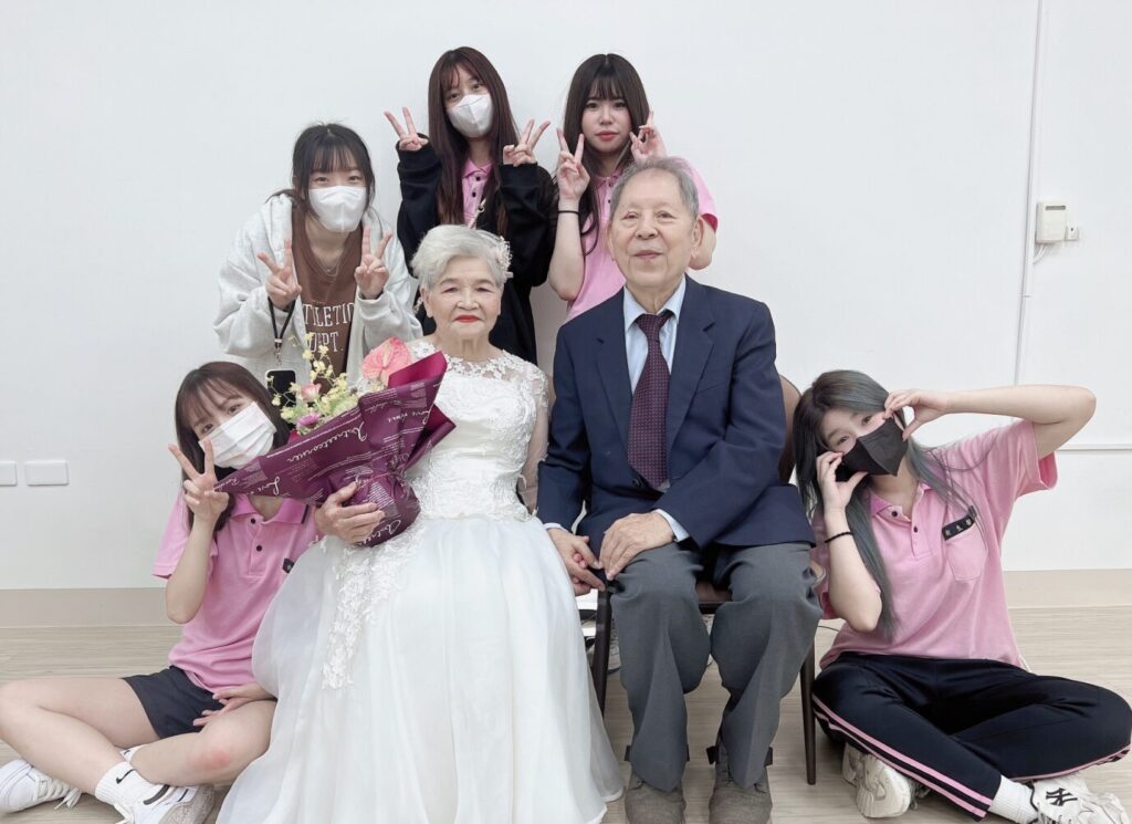 新生醫專學子為長輩打造專屬婚紗造型-見證跨越70年愛情旅程