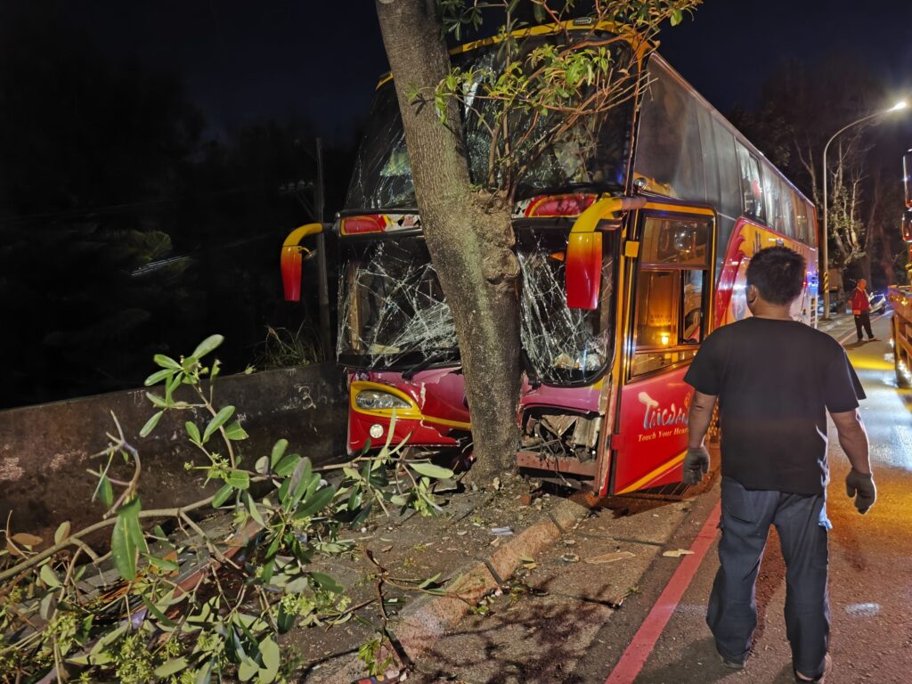 桃園校車撞樹駕駛重傷-7學生輕傷送醫無生命危險