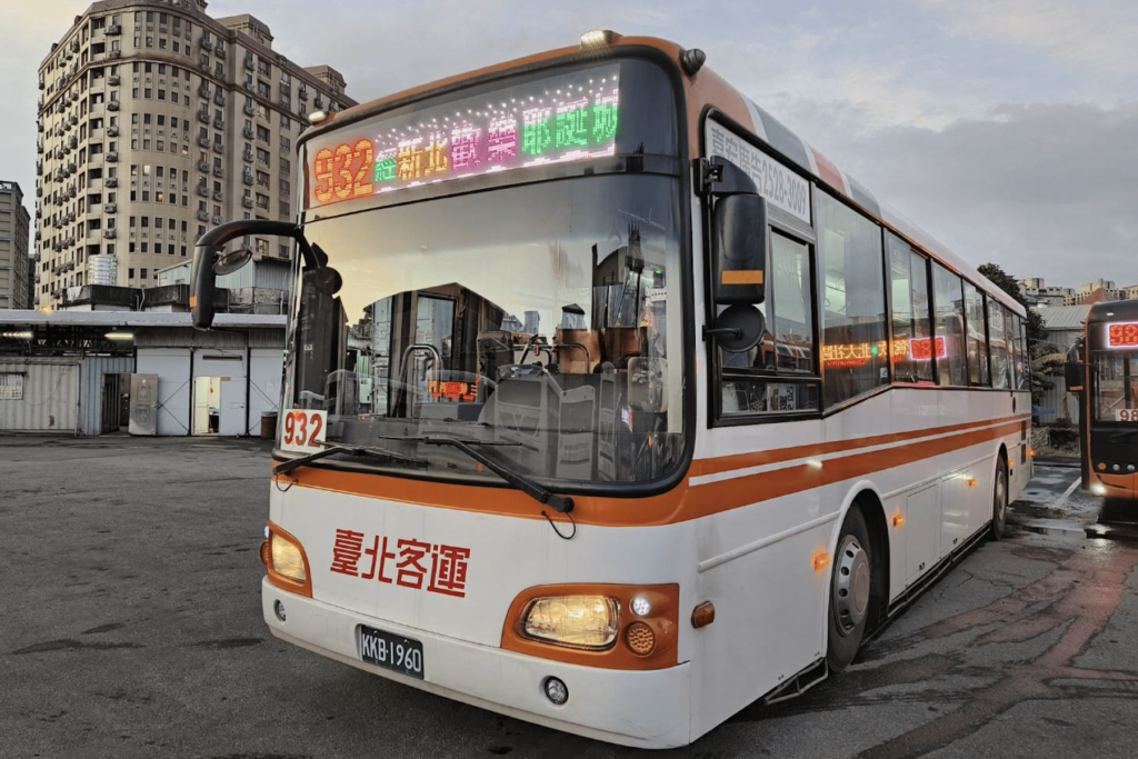 新北歡樂耶誕城14週年開城-魔幻天使公車帶你沈浸耶誕奇幻之旅