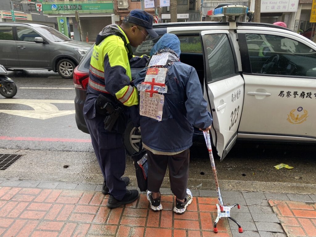失智老翁雨天迷途-壢警靠1物查身分
