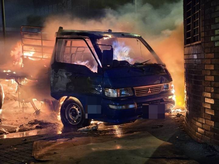 可怕！小貨車與自小客碰撞-下秒燒成火球