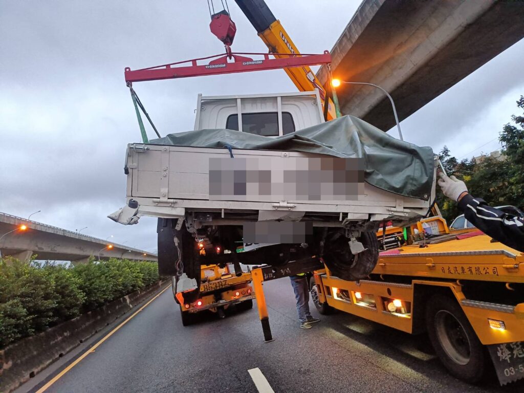 塞爆！國1大貨車變道不慎釀連環撞-車流回堵5公里