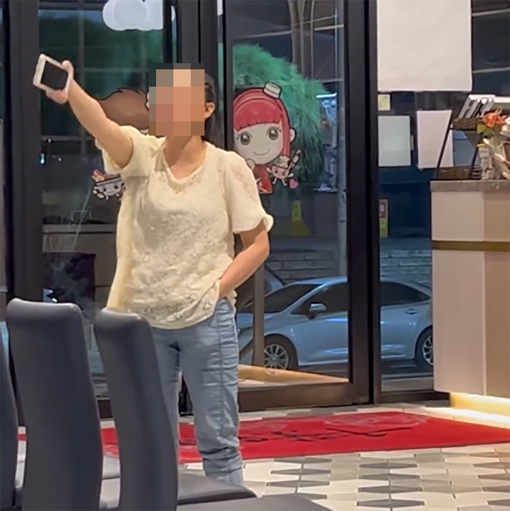 女子火鍋店內情緒失控-網：好吃到起乩？