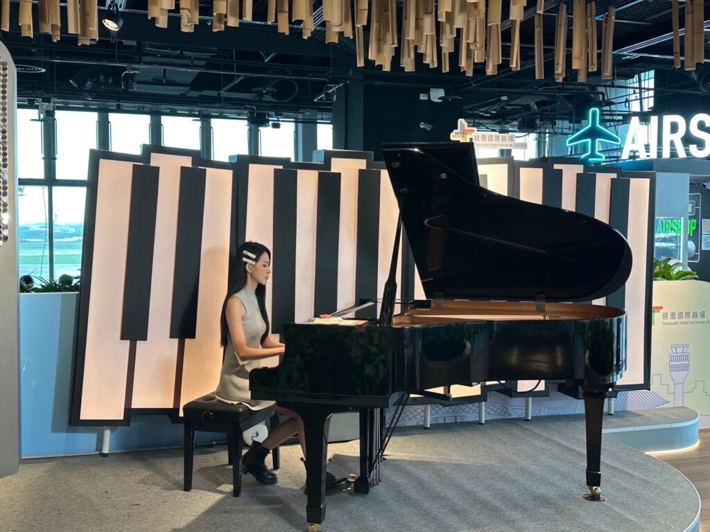 桃園機場變身音樂殿堂！flying-melody鋼琴活動讓旅客成為藝術主角