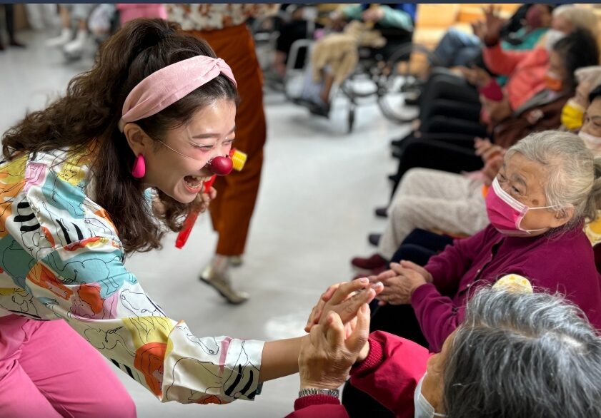 「紅鼻子醫師」進部桃-用笑聲療癒失智長輩