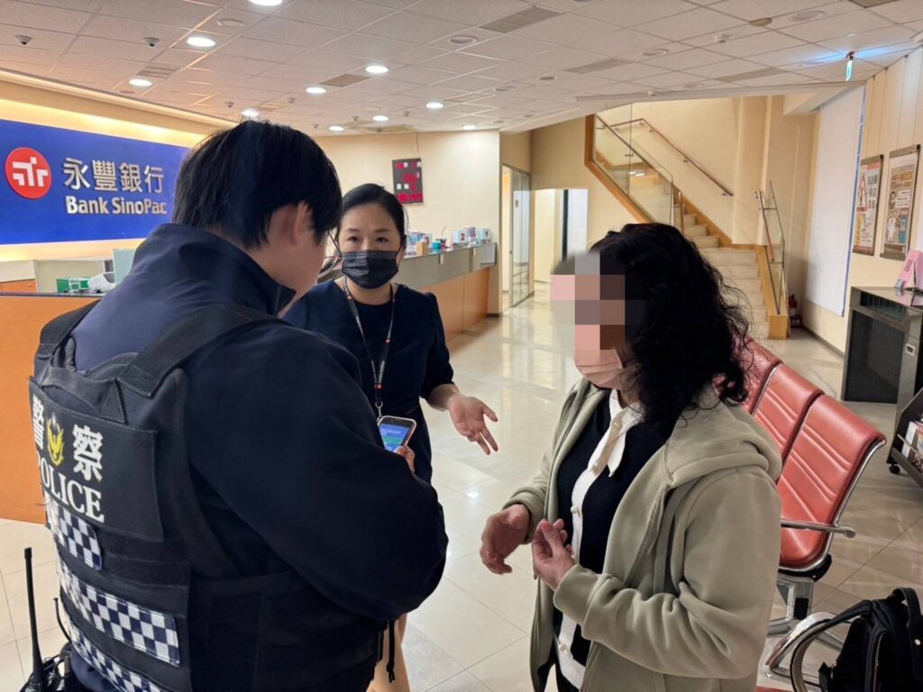 被喊「老婆」墜入情網-大園警銀及時勸阻守住她荷包