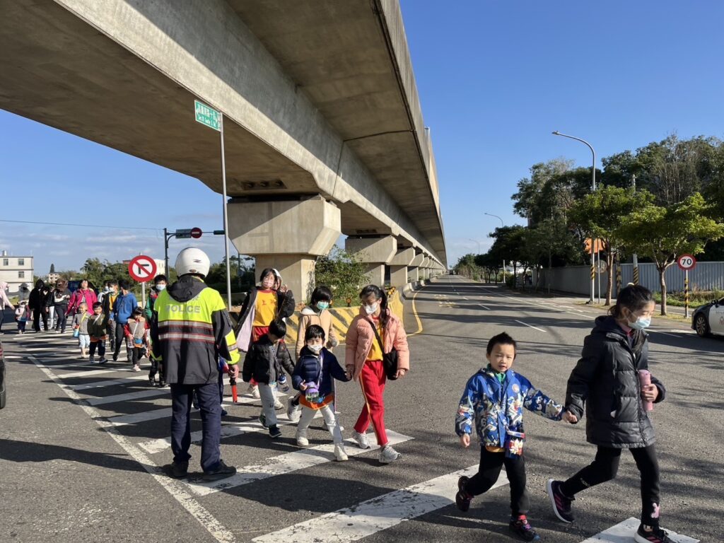 上湖國小參訪仙草嘉年華-楊梅警加強交維護童安全