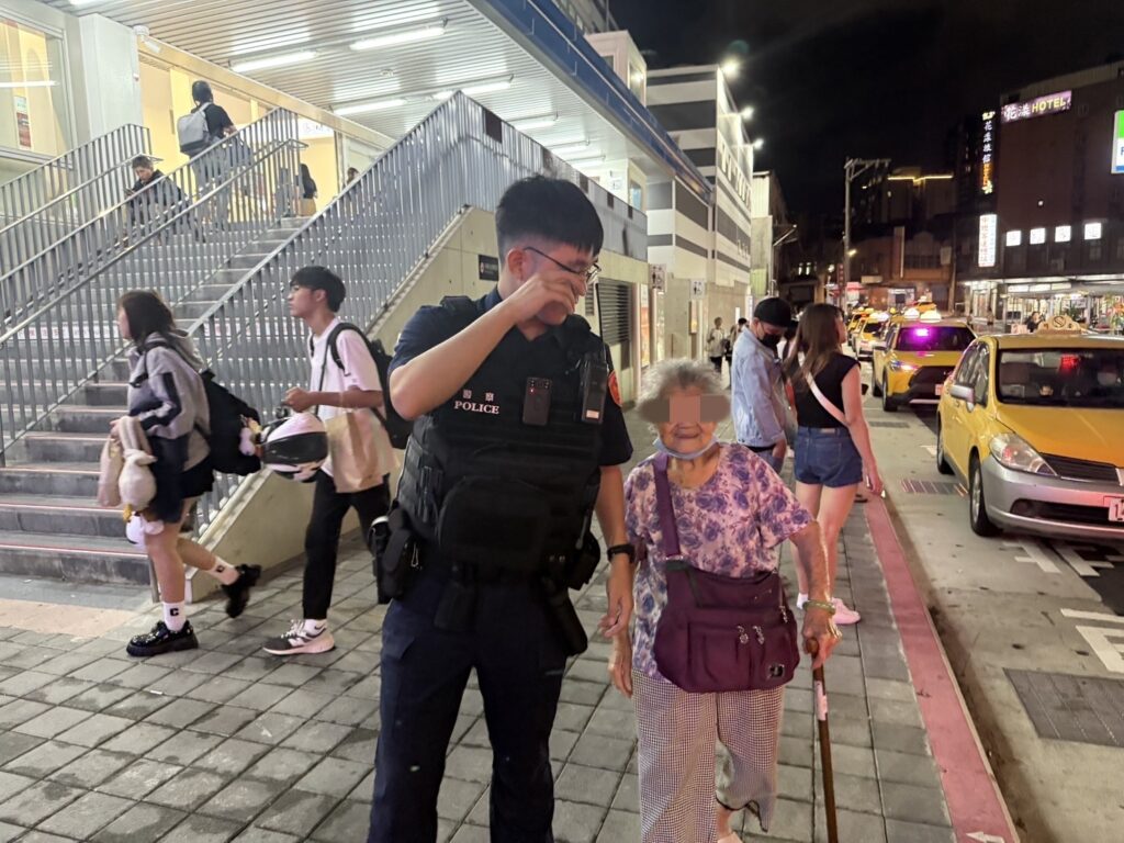 忘路不怕！9旬嬤散步迷途-壢警「熟面孔」助返家