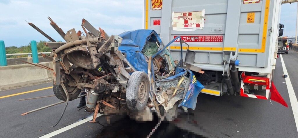 台61大型車連環撞！小貨車慘成廢鐵-1死3送醫搶救