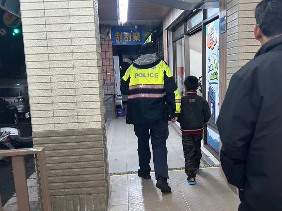 8歲童1原因深夜獨自徘徊-大園警神救援