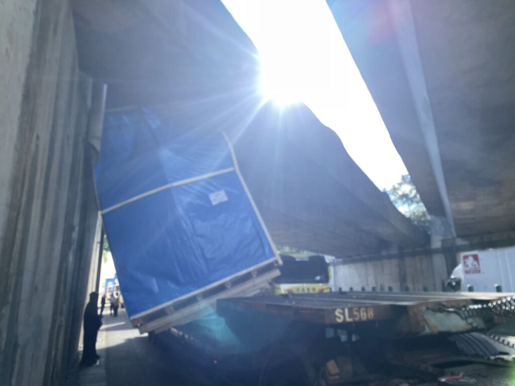 【有片】疑未注意貨物高度-聯結車慘卡橋墩
