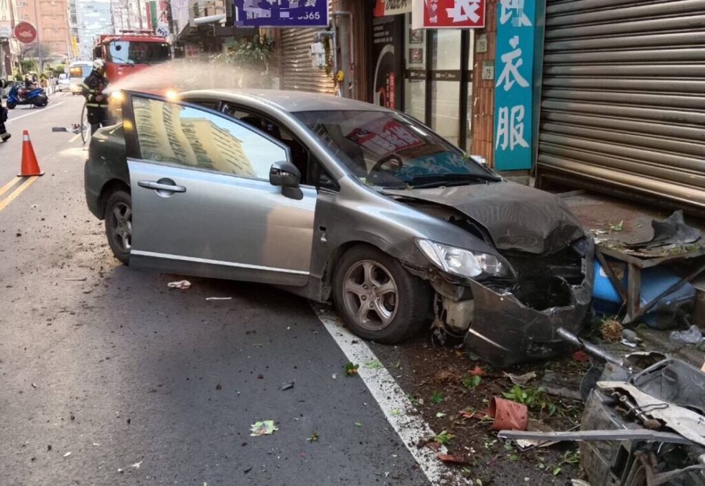 瓦斯外洩！車禍不慎撞管線-桃消緊急到場灑水防護