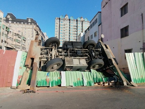 平鎮工地發生起重機翻覆導外-勞檢處籲做好這些事加強防範