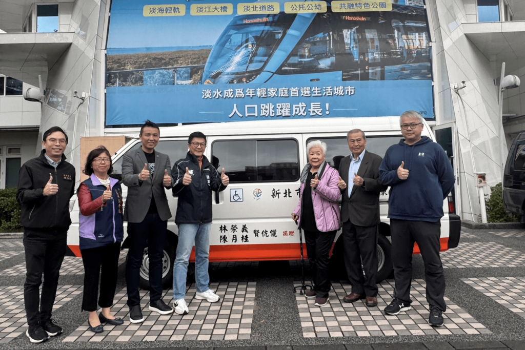 善心夫婦以行動傳愛-捐復康巴士成新北最美退休禮物