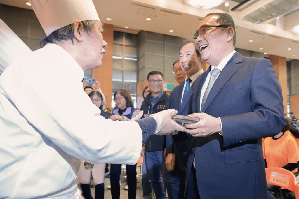 青銀相伴歡喜共餐-新北市表揚績優老人共餐並贈獎勵金