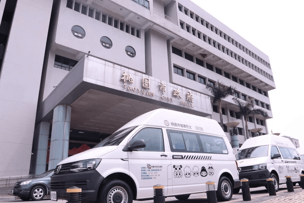 五月天熱心公益-捐贈復康巴士-助力桃園身障朋友便捷出行