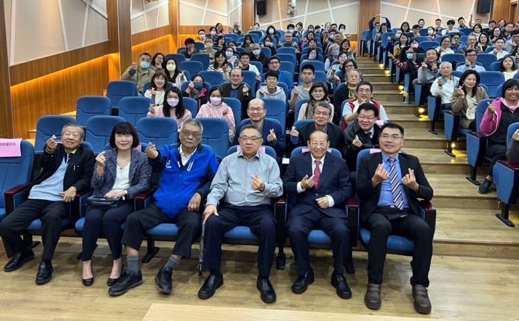 如何培養才德兼備的新世紀人才　蘇姿丰之父蘇春槐南一中分享教養智慧