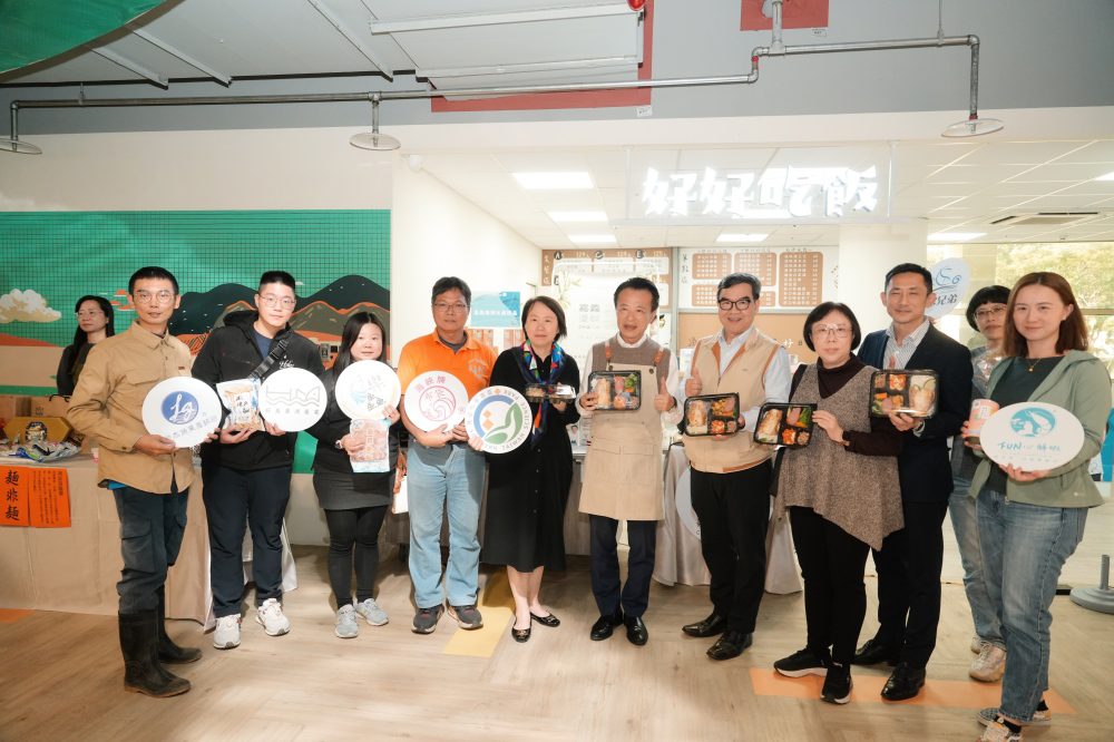 嘉義優鮮虱目魚進駐南部科學園區商場 - 翁章梁縣長化身一日店長