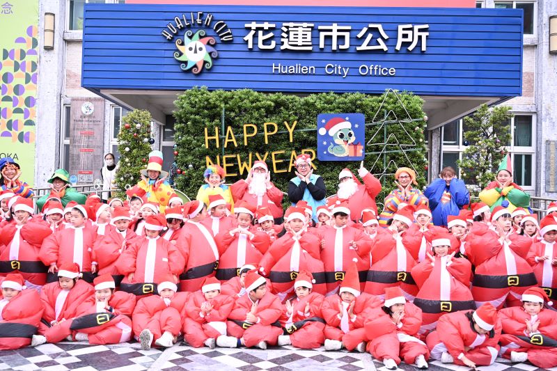 小小天使們報佳音 -市公所洋溢耶誕佳節氣息