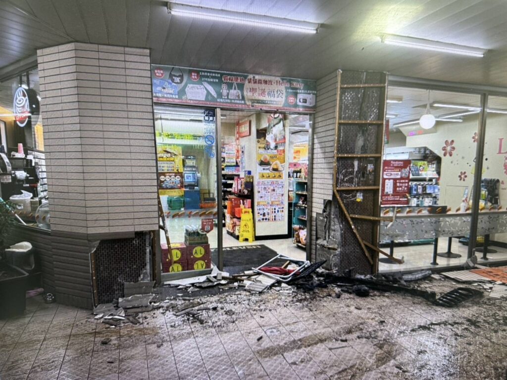 得來速？桃園離譜駕駛竟4小時連撞2超商-18車受波及