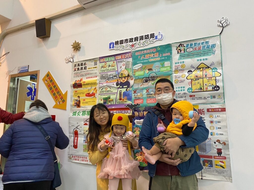 桃消中壢分隊舉辦聖誕節活動-大小朋友轉扭蛋學防災知識
