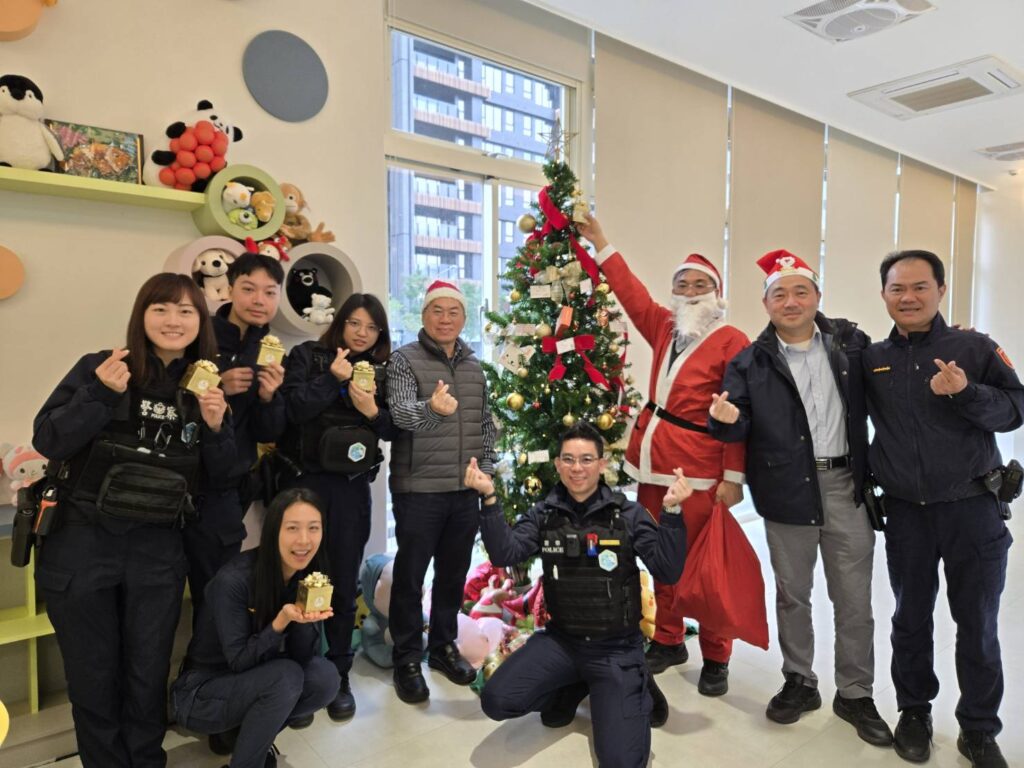 桃園警平安夜獲驚喜-分局長蔡啟仁化身聖誕老人送禮物
