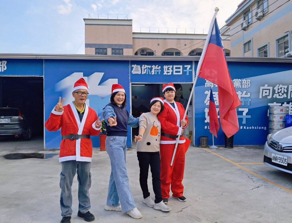 高雄仁武耶誕快閃活動-陳若翠化身聖誕姐姐揮舞國旗