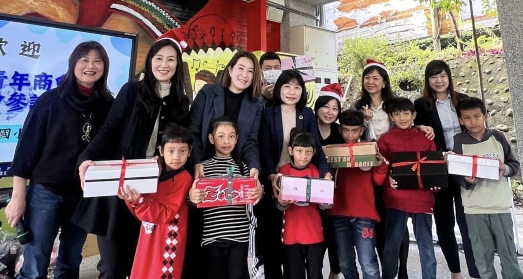 青商會參議員聖誕愛心鞋盒傳愛偏鄉-合唱團學童出國比賽仍缺經費