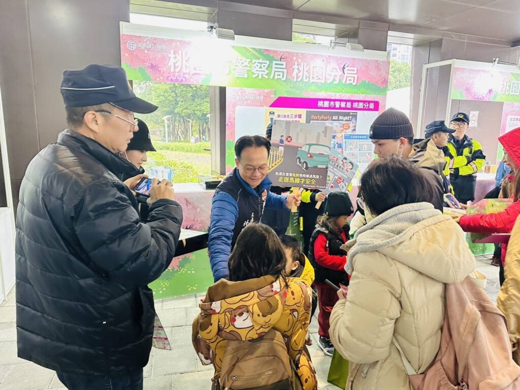 桃警結合公益活動-宣導反詐、交通安全觀念