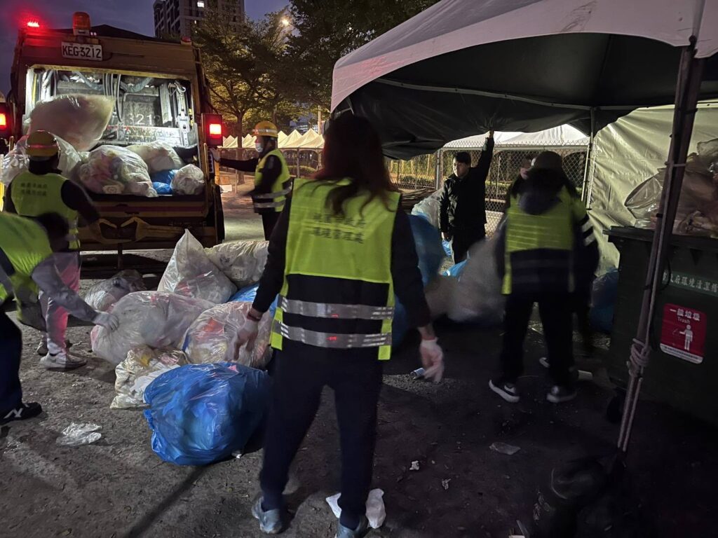 跨年人潮散去-環保局徹夜清運4.8噸垃圾重現整潔市容