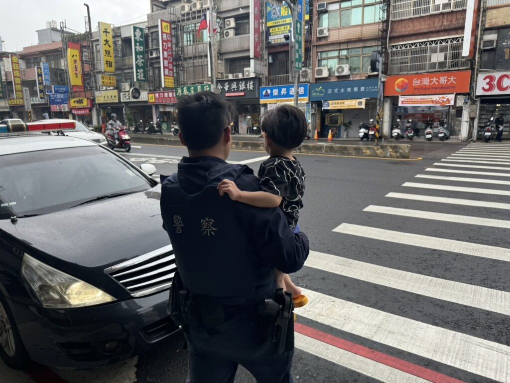 危險！3歲童獨自在馬路上玩耍-平鎮警民及時伸援