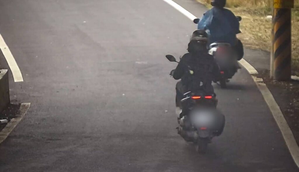 拾金不昧！熱心民眾路上撿1萬9-暖送警局秒找回失主