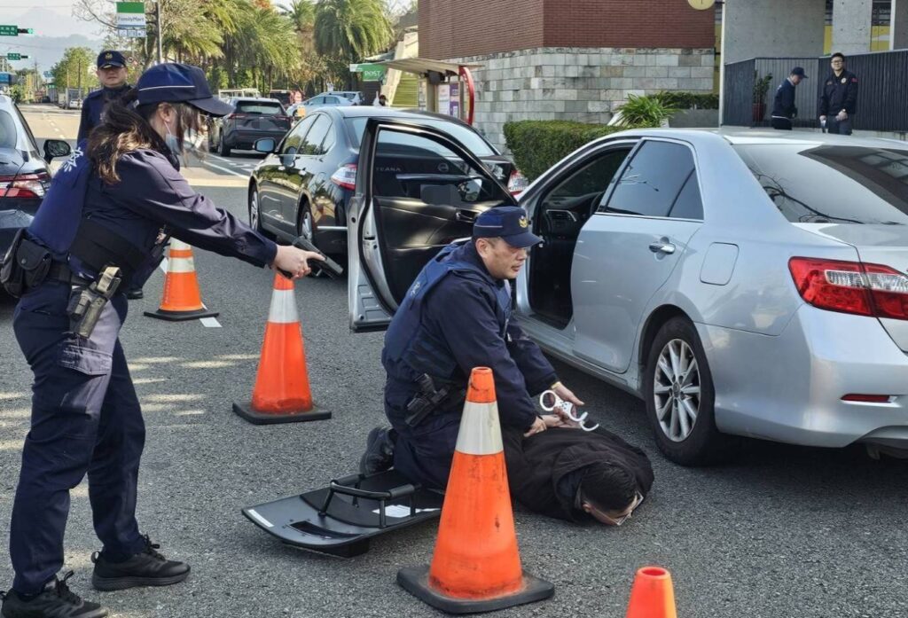 年關前強化銀行自我防護能力-龍潭警防搶演練超逼真