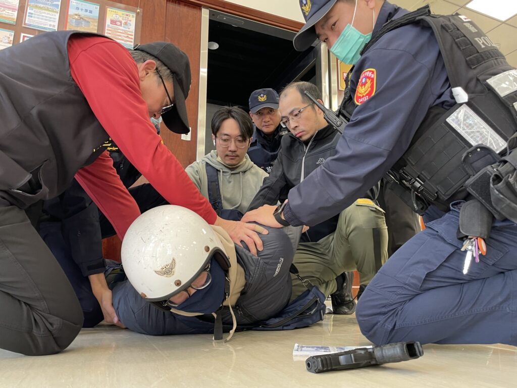 中壢警銀聯手防搶演練-警匪對峙逼真上演