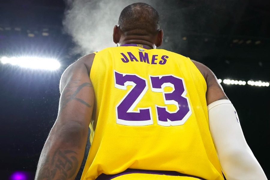 影/《nba》「詹皇」首節上演驚人拉桿高光暴扣-湖人後繼無力讓獨行俠終止五連敗