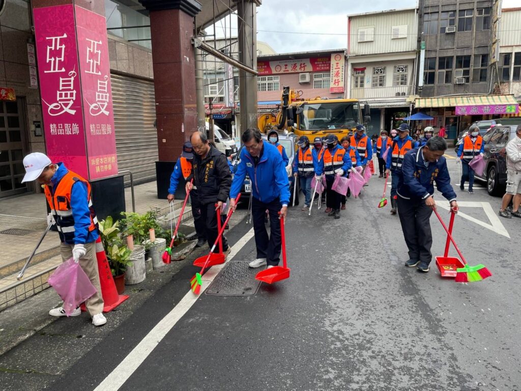 年終大掃除-礁溪鄉公所動員上百人掃街